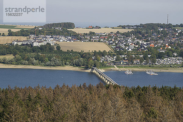 Hochwinkelansicht der Brücke über das Meer gegen den Himmel  Delecke  Nordrhein-Westfalen  Deutschland