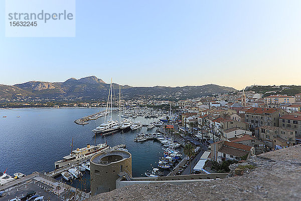 Hafen von Calvi vor klarem Himmel bei Sonnenuntergang  Korsika  Frankreich