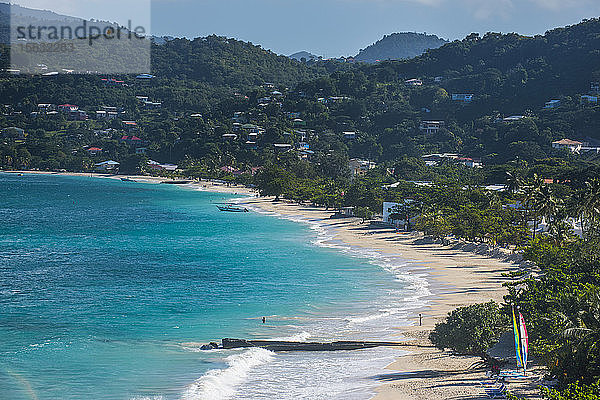 Luftaufnahme des Grand-Anse-Strandes gegen den Berg bei Grenada  Karibik