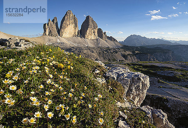 Szenische Ansicht der Tre Cime Di Lavaredo vor blauem Himmel  Venetien  Italien