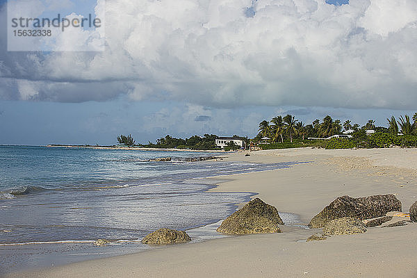 Szenische Ansicht des Strandes von Grace Bay bei bewölktem Himmel  Providenciales  Turks- und Caicos-Inseln