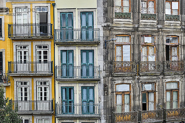 Portugal  Porto  Frontansicht von renovierten und vernachlässigten Gebäudefassaden