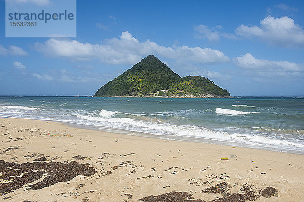 Panoramablick auf den Strand von Levera und die Zuckerhutinsel bei Grenada  Karibik