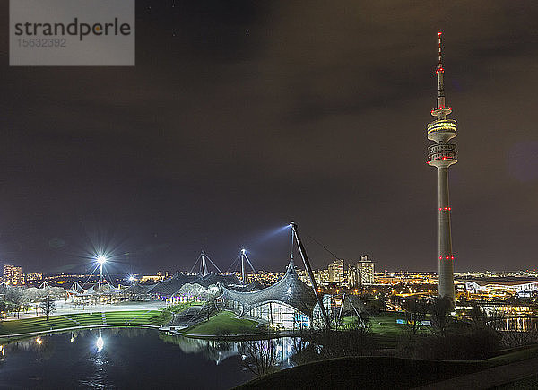 Olympiaturm gegen den nächtlichen Himmel in München  Deutschland