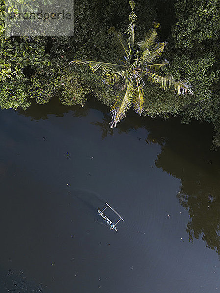 Drohnenschuss eines Bootes auf dem Fluss bei Bali  Indonesien