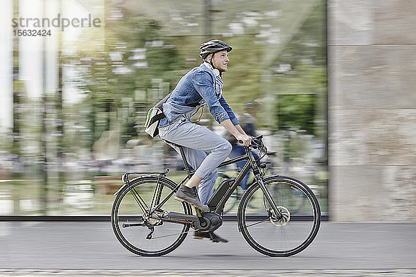 Student auf seinem E-Bike an der Goethe-Universität in Frankfurt  Deutschland