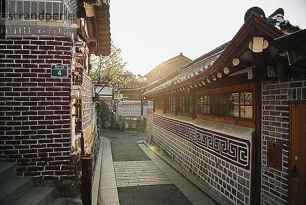 Traditionelle Häuser im Dorf Bukchon Hanok bei Sonnenaufgang  Seoul  Südkorea