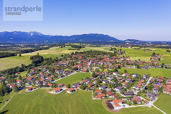 Luftaufnahme von Greiling bei klarem Himmel mit Benediktenwand und Blomberggebirge im Hintergrund  TÃ¶lzer Land  Oberbayern  Bayern  Deutschland