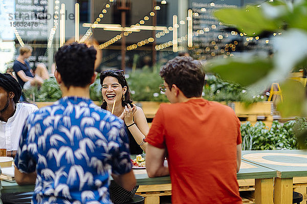 Glückliche multiethnische Freunde amüsieren sich auf einer Party