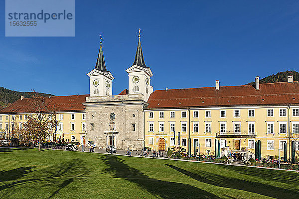 Kloster Tegernsee und die St. Quirinus-Kirche gegen strahlend blauen Himmel in Bayern  Deutschland