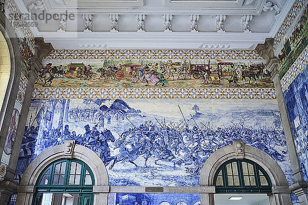 Portugal  Porto  Niederwinkelansicht der Wandmalereien im Bahnhof von Sao BentoÂ