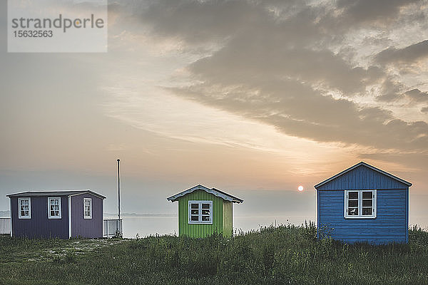 Dänemark  Aeroe  Aeroskobing  Traditionelle Strandbäder bei Sonnenuntergang gesehen