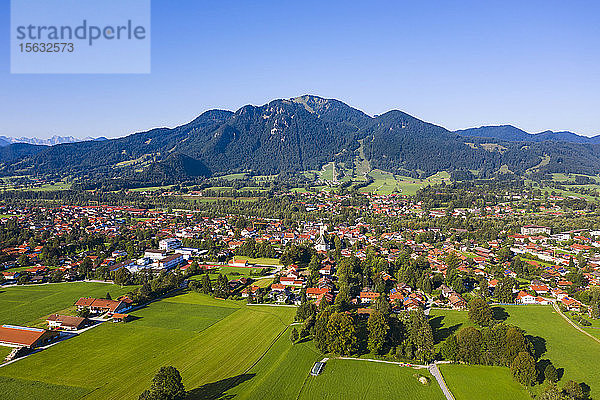 Luftaufnahme von Lenggries mit Brauneck vor klarem blauen Himmel  Bayern  Deutschland