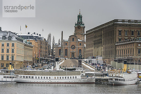 Schiffe vor der Altstadt im Winter  Stockholm  Schweden