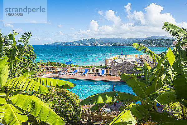 Hochwinkelansicht eines Swimmingpools am Meer vor blauem Himmel in Grenada  Karibik