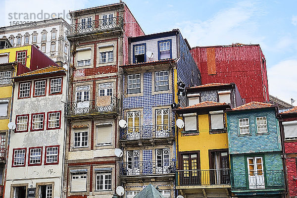 Portugal  Porto  Farbenfrohe Häuser auf dem Ribeira-Platz