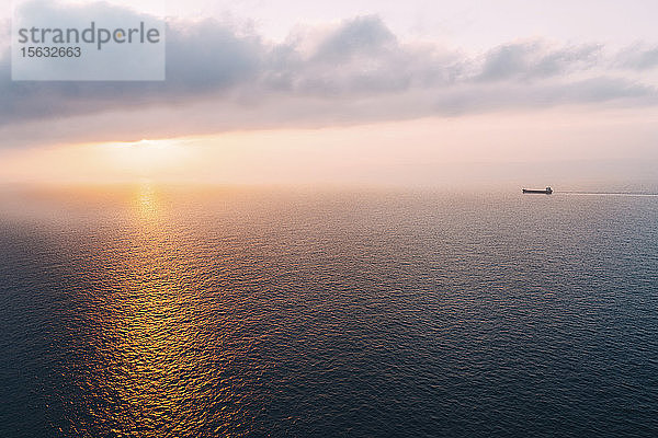 Frachtschiff auf dem Weg zum Sonnenuntergang am Horizont  Mallorca  Spanien