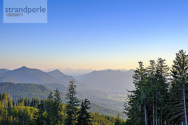 Aussicht auf die Berge bei strahlend blauem Himmel in Bad Heilbrunn  Bayern  Deutschland