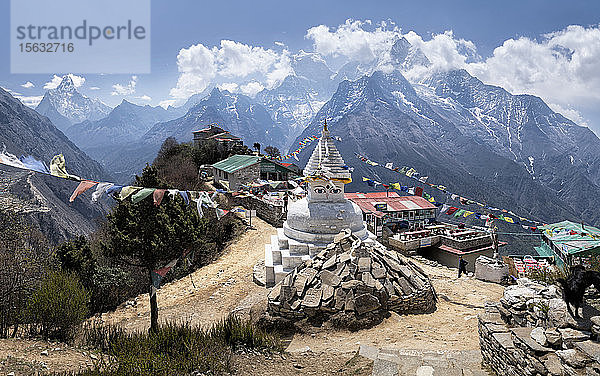 Stupa im Basar von Namche  Solo Khumbu  Nepal