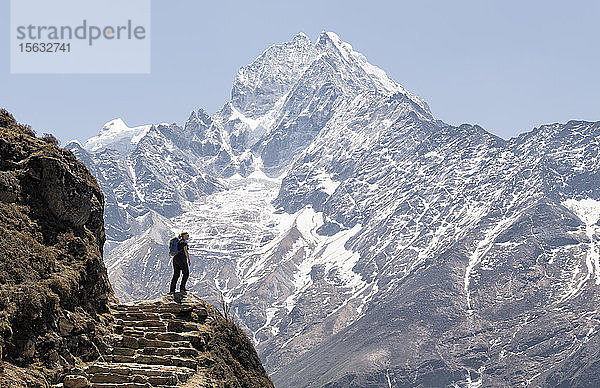 Frau vor dem Berg Thamersku  Himalaja  Solo Khumbu  Nepal