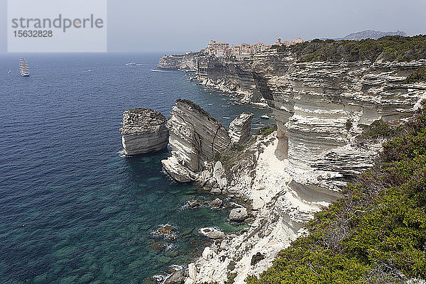 Bonifacio auf weißen Kalksteinfelsen auf Korsika  Frankreich