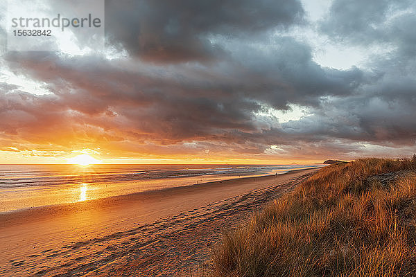 Neuseeland  Nordinsel  Waikato  Waihi Beach  malerischer Blick auf den Strand bei Sonnenuntergang