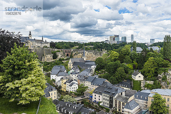 Hochwinkelansicht von Wohngebäuden in der Altstadt gegen den Himmel in Luxemburg