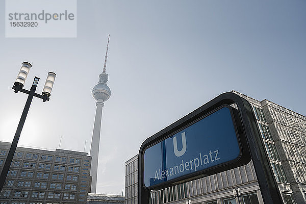 Blick auf Fernsehturm mit unterirdischem Schild im Vordergrund  Berlin  Deutschland