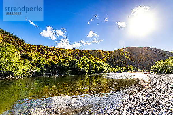 Landschaftliche Ansicht des Flusses gegen den Himmel während eines sonnigen Tages  Motueka Valley  Südinsel  Neuseeland