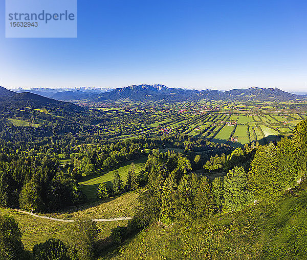 Landschaftsansicht bei klarem Himmel von Sonnatraten  Gaissach  Isartal  Isarwinkel  Oberbayern  Bayern  Deutschland