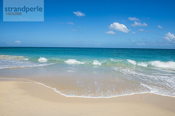 Szenische Ansicht der Meereslandschaft vor blauem Himmel am sonnigen Tag  Grenada  Karibik