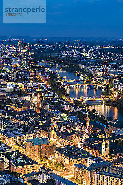 Hochwinkelansicht einer beleuchteten Stadtlandschaft bei Nacht  Frankfurt  Hessen  Deutschland