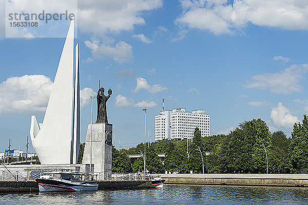 Denkmal Pioniere der Eroberung des Atlantiks gegen den Himmel  Kaliningrad  Russland
