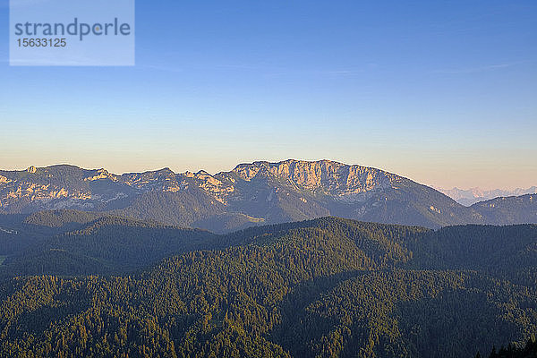 Landschaftliche Ansicht der Benediktenwand vor klarem blauen Himmel bei Sonnenuntergang  Bayern  Deutschland