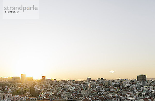 Panoramablick auf die Stadt bei Sonnenuntergang  Lissabon  Portugal