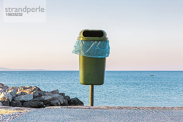 Kroatien  Krk  Mülleimer gegen ruhiges Meer