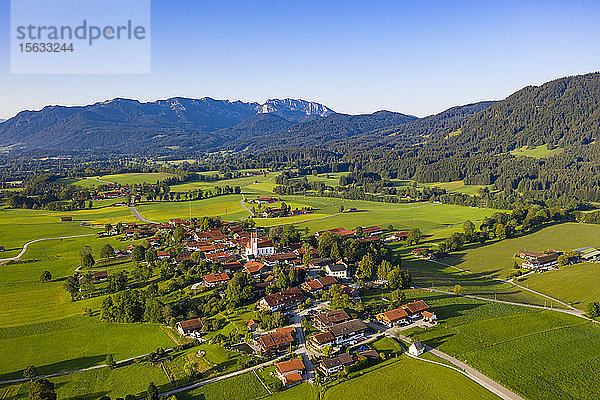 Luftaufnahme von Stadt und Bergen bei klarem Himmel  Bad Tölz-Wolfratshausen  Deutschland