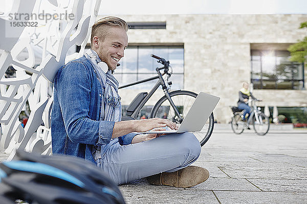Student mit Laptop an der Goethe-Universität in Frankfurt  Deutschland