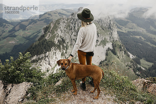 Frau mit Hund auf Aussichtspunkt  Grosse Mythen  Schweiz