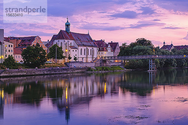 St. Oswald-Kirche mit Eiserner Steg-Brücke über die Donau in Regensburg bei Sonnenuntergang  Oberpfalz  Bayern  Deutschland