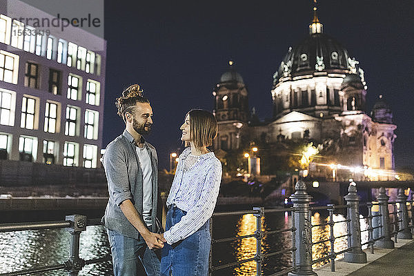 Lächelndes verliebtes Paar in der Stadt mit dem Berliner Dom im Hintergrund  Berlin  Deutschland