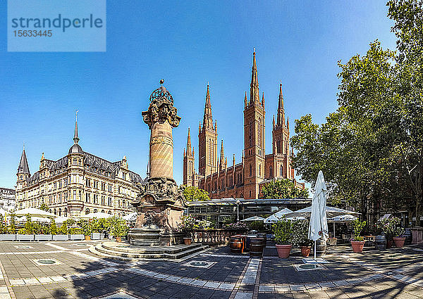 Blick über den Marktplatz mit neuem Rathaus und Kirche  Wiesbaden  Deutschland