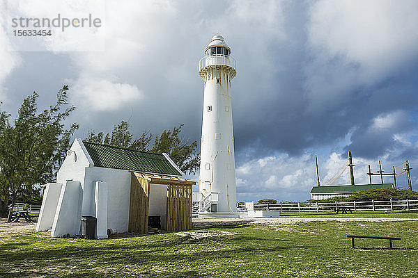 Ansicht des Leuchtturms vor bewölktem Himmel in Grand Turk  Turks und Caicos
