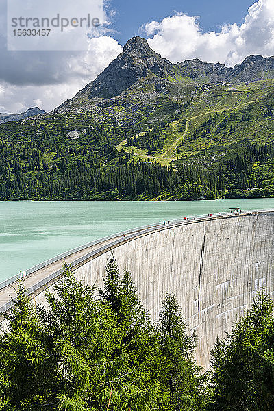 Staudamm Speicher Kops gegen Berg  Vorarlberg  Österreich  Europa