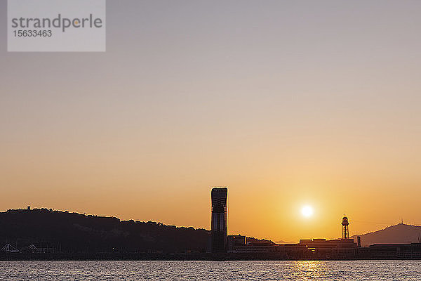 Panoramablick auf die Stadt Barcelona bei Sonnenuntergang  Spanien
