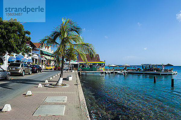 Pier in Kralendijk vor blauem Himmel auf Bonaire  ABC-Inseln  Karibik