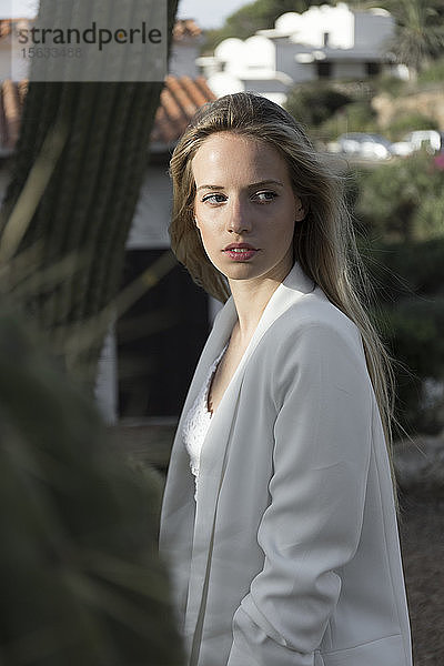 Porträt einer blonden jungen Frau in weißem Frack  Spanien