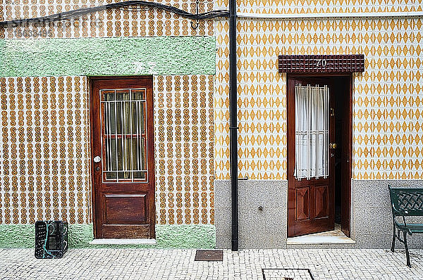 Portugal  Porto  Afurada  Zwei traditionelle Hausfassaden bei Tag gesehen