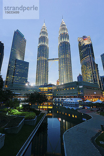 Petronas-Türme in der Abenddämmerung  Kuala Lumpur  Malaysia