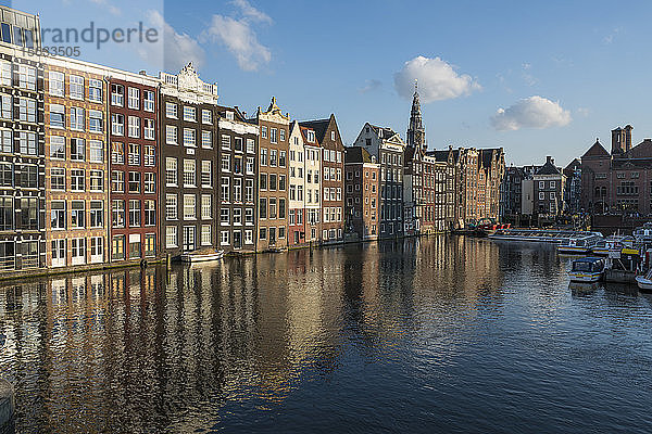 Niederlande  Amsterdam  Reihe von Häusern am Wasser